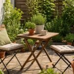 Kleine Gartenterrasse mit kompakten Gartenmöbeln, Tisch, Stühlen und Pflanzen