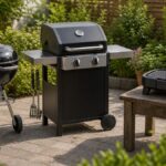 Drei einfache Grilltypen auf einer Gartenterrasse zum Vergleichen