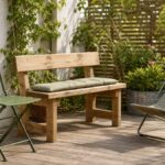 Kleine Terrasse mit Klappstuhl, Gartenbank und kompakter Lounge-Sitzgelegenheit