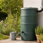 Kompakte Regentonne mit Gießkanne in einer kleinen Gartenecke
